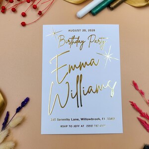 Faire-part d'anniversaire en feuille d'or - Design minimaliste moderne avec des accents d'étoiles, carte pressée en aluminium personnalisée pour un anniversaire d'adulte ou d'adolescent