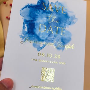 Élégant aquarelle bleue, réservez votre date avec texte en relief feuille d'or – Faire-part de mariage minimaliste moderne avec détails du code QR