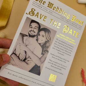 新聞風のSave the Dateカード（写真とエンボス加工の金箔入り） - カスタマイズされたテキストとレイアウトでユニークな結婚式のお知らせカード