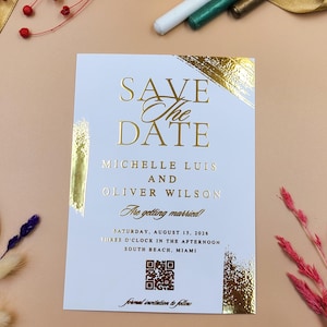 Carte « Retenez cette date » en feuille d'or avec texture luxueuse, inscription élégante et empattements modernes, faire-part de mariage minimaliste blanc, design plat formel