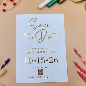 Elegante Goldfolie Save the Date Karte – Minimalistische Hochzeitseinladung mit QR Code | Modernes formales Design