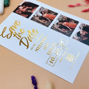 モダンなフォトストリップのSave the Date – 盛り上がった金箔のウェディングカード – 複数の写真のレイアウト – カスタムカップルの発表 – エレガントなデザインカード