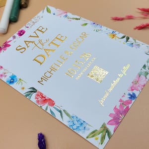 Bloemen Save the Date-kaart met reliëfgoudfolie – kleurrijke aquarelrand – aangepaste trouwdatum met QR-code – elegant botanisch ontwerp