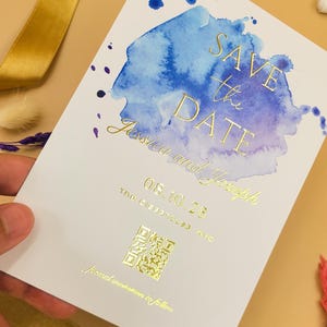 Modernes Aquarell Save the Date mit geprägter Goldfolie - individuelle minimalistische Hochzeitskarte mit blauem Pinselstrich und QR Code