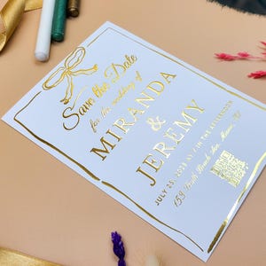 Moderne minimalistische Hochzeitseinladung mit zarten Akzenten aus Goldfolie – individuell auf Bestellung angefertigte elegante Karte für formelle & ungezwungene Feiern