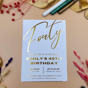 Goudfolie 40e verjaardagsuitnodiging | Elegante mijlpaalfeestkaart met schrift | Aangepaste whitepaper-uitnodiging met reliëffolie voor viering