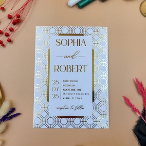 Faire-part de mariage géométrique en relief en feuille d'or – Design structuré moderne avec bordure luxueuse et polices de caractères élégantes sur papier cartonné blanc