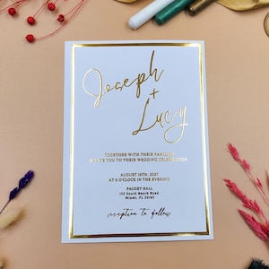 Faire-part de mariage moderne en relief feuille d'or avec bordure | Des noms d'écriture élégants et une typographie épurée | Carte d'invitation formelle personnalisée