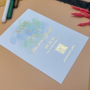 Grün und Blau Aquarell Save the Date mit Goldfolie - Benutzerdefinierte QR-Hochzeitseinladung mit geprägtem Text, modernes, elegantes Design