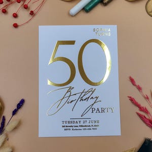 Faire-part 50e anniversaire en feuille d'or - Carte blanche élégante pour une célébration d'un jalon - Faire-part personnalisé en relief