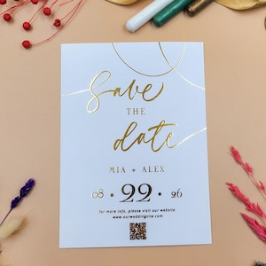 Moderne Schrift Save the Date Karte mit Goldfolie | Geschwungene Minimal Hochzeitsankündigung | Personalisierte flache Einladung mit QR Code Option