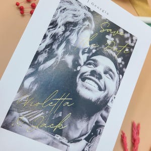 Salva la data moderno in bianco e nero con scritta in lamina d'oro - Annuncio di matrimonio con foto - Biglietto di fidanzamento personalizzato minimale