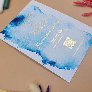 Blaue Aquarell Save the Date Karte mit geprägtem Text in Goldfolie - Künstlerisches Splash-Design für elegante, moderne Hochzeiten mit individuellem QR-Code