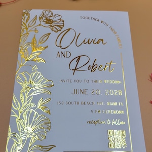 Invitación de boda con relieve floral dorado / Elegante invitación en cartulina blanca / Papelería de boda de lujo personalizada