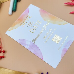 Tarjeta de invitación para guardar la fecha con lámina dorada en acuarela pastel: elegante anuncio de boda en relieve con código QR para celebraciones románticas modernas.