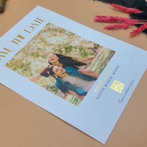 Tarjeta moderna con foto para guardar la fecha: tarjeta personalizada en relieve dorado con foto de la pareja, código QR y diseño minimalista para bodas elegantes.