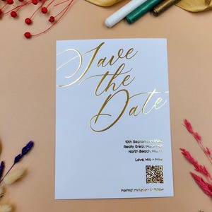 Goldfolien-Schrift-Save-the-Date-Karte - Elegante formelle Hochzeitsansage mit QR-Code, Kalligraphie-Stil, anpassbare Folieneinladung