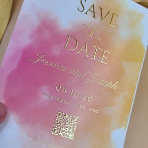 Réservez votre date rose coucher de soleil et aquarelle pêche – Élégante carte de mariage en feuille d'or en relief avec code QR, noms personnalisés et design moderne