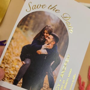 Aangepaste foto Save the Date met elegante booglijst en tekst in reliëfgoudfolie – romantisch en modern ontwerp voor huwelijksaankondigingen
