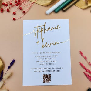 Invitación de boda moderna con relieve dorado / Nombres en cursiva / Tarjeta de boda elegante / Invitación formal personalizada con código QR