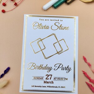 Personalisierte Party einladen mit sauberem Design, eleganter minimaler Stil für Männer oder Frauen, moderne geprägte Goldfolie-Geburtstags-Einladung -