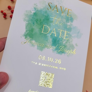 Grünes Save the Date in Wasserfarbe - Präge Goldfolie, moderne Kalligraphie, minimalistisch elegante Hochzeitskarte, personalisierte Karte mit QR Code
