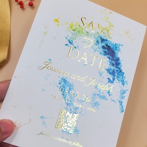 Color Splash Goldfolienprägung Save the Date - Moderne Hochzeitskarte mit QR Code & lebendiger Aquarellfarbe für zeitgenössische Paare