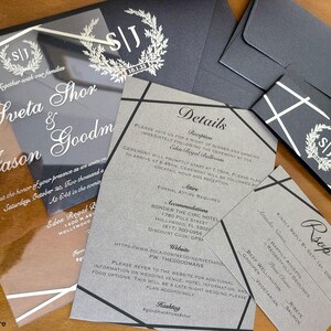 Convite de casamento em acrílico transparente com detalhes em prata metalizada, conjunto de convites geométricos transparentes, envelopes modernos em preto metálico, cartão de casamento com monograma personalizado.