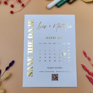 Goldfolienprägung Save the Date - Elegante vertikale Hochzeitskarte mit Herz-Highlight, personalisiert mit Datum & QR-Code