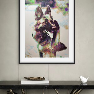 Può includere: Una stampa artistica da parete incorniciata che presenta un disegno a linee stilizzato e multicolore di un pastore tedesco. L'opera utilizza vivaci linee scarabocchiate viola, verdi e blu per definire la forma del cane su uno sfondo chiaro.