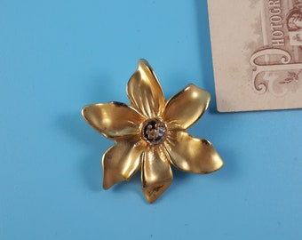 Broche bijoux vintage signée LMJ avec fleur en métal doré mat France années 1970