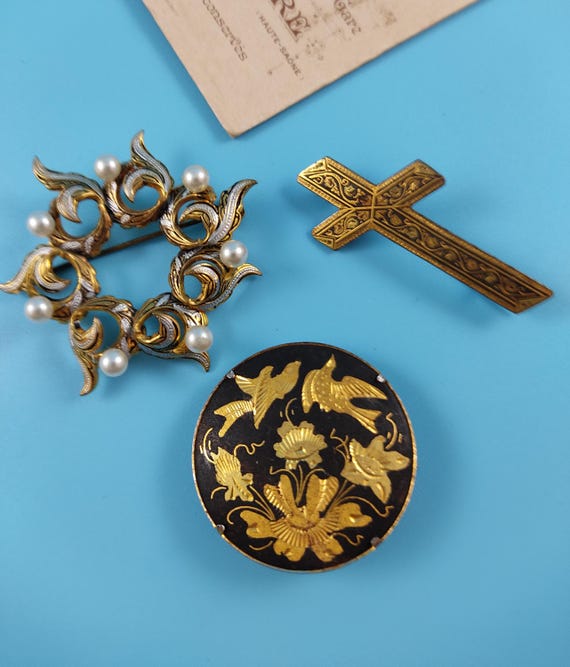 DAMASQUINO Toledo Vintage Lot Brooches: Faux Pearls & Enamel, Gold tone, Spain