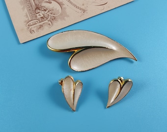 Parure de bijoux vintage signée JJ, broche, boucles d'oreilles clip COEUR, émail, métal doré, États-Unis des années 1970
