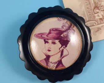 Broche Vintage Portrait Femme Sérigraphie - Bijou Ancien, Bon état Avec Petits éclats Au Revers