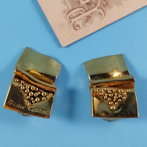 SIDNEY CARRON signed Vintage Jewelry Clip-On-Earrings Podium style Gold plated tone Metal France 1980-s