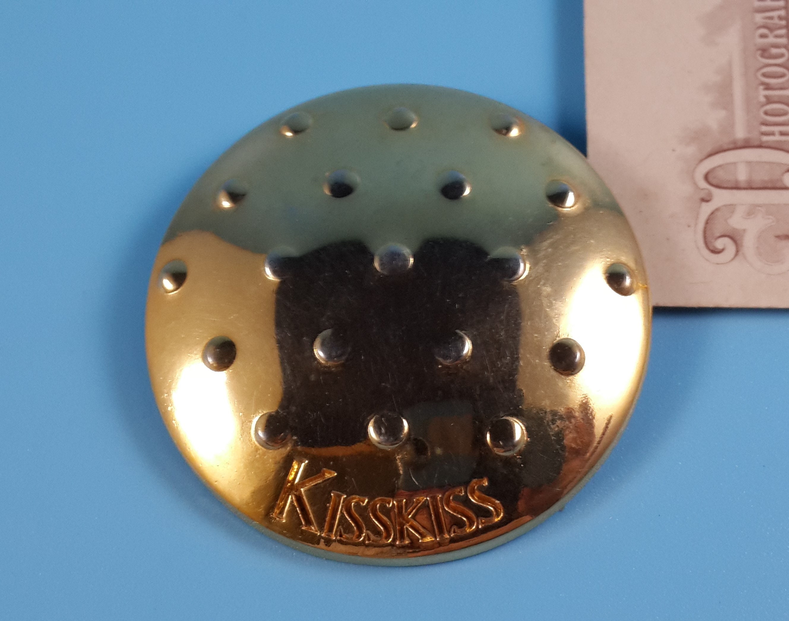 GUERLAIN Paris signed Vintage Jewelry Brooch KissKiss Gold tone Metal France 1990-s