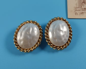 EDOUARD RAMBAUD Paris Vintage Jewelry Clips-On Earrings signed Baroque Pearl Glass Gold tone Metal France 1980-s