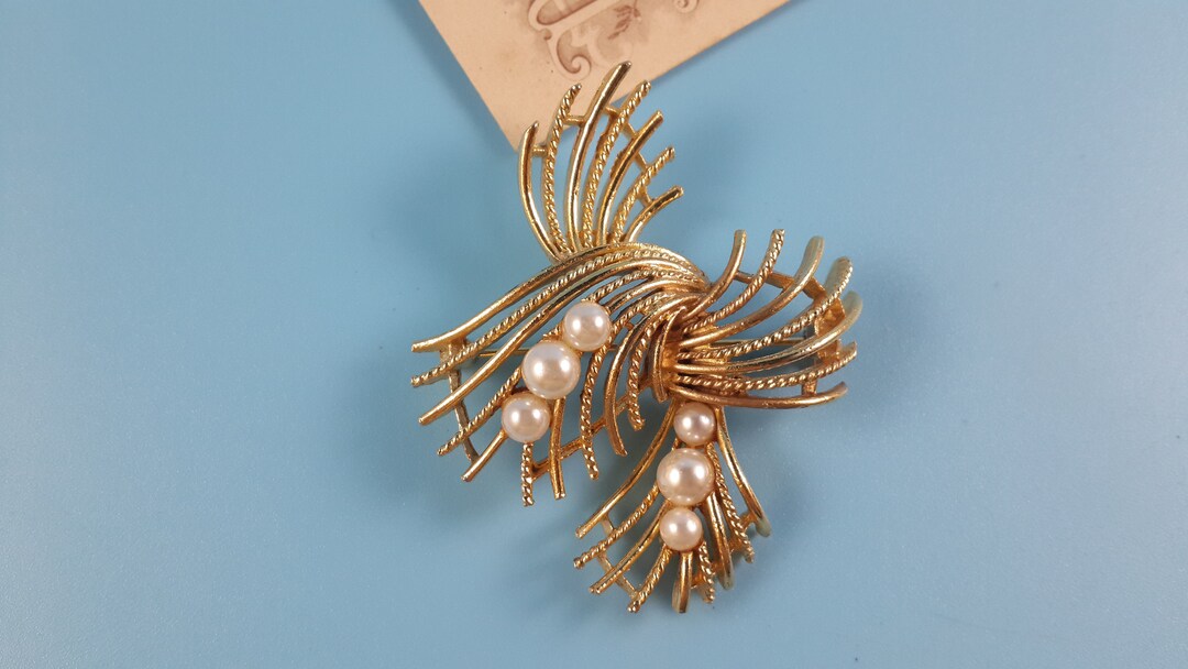 Broche Fantaisie Vintage Plaqué Or Et Fausse Perle, élégante Et Intemporelle