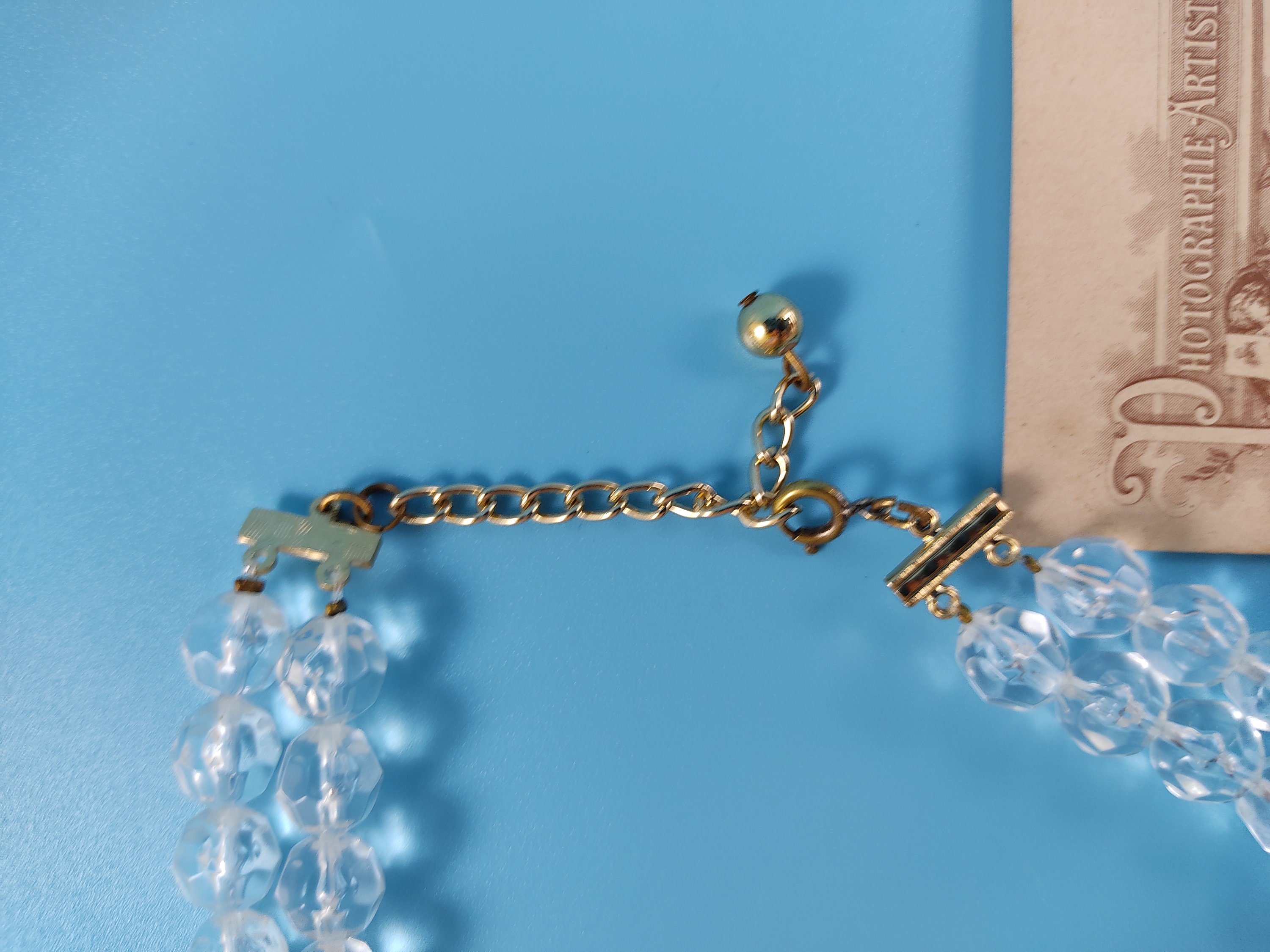 Collier Ancien En Perles De Plastique Facettées - Style Art Déco / Rétro, Matière Corail, Occasion