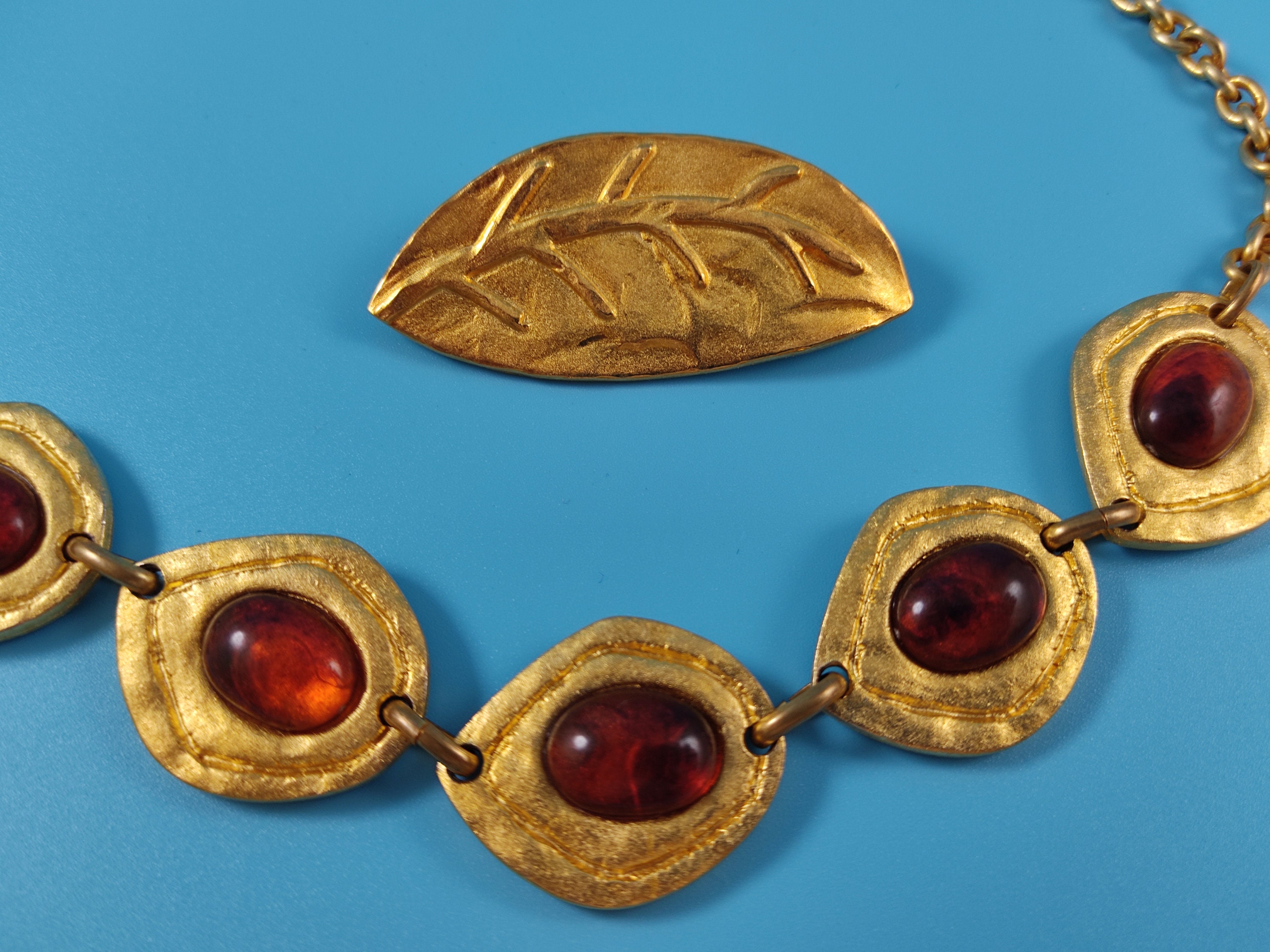 LE CLUB signed Vintage Jewelry Lot Brooch Necklace Lucite Matte Gold tone Metal France 1980-s