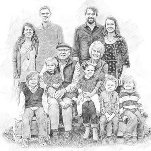 Puede incluir: Un boceto a lápiz en blanco y negro de un retrato familiar. La familia está compuesta por dos adultos, dos niños mayores y cuatro niños más pequeños. La familia está de pie frente a un fondo blanco.