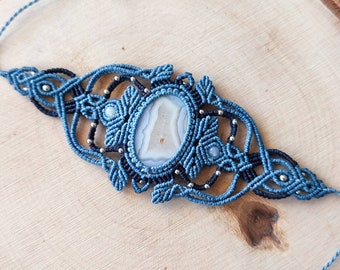 Macramé armband / micromacramé manchet met blauwe kantagaat