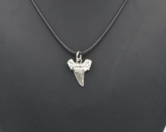 Shark Tooth Jaws Charm Colgante Surfer Ocean Necklace - Acero Inoxidable - Plata