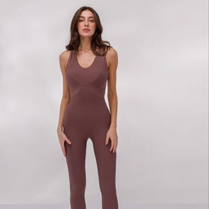Mokka gerippter Bodysuit mit Cups unterstützender Sport Catsuit für Frauen Yoga, Pilates, Freude, Tanz, Geschenkidee für Yoga-Liebhaber