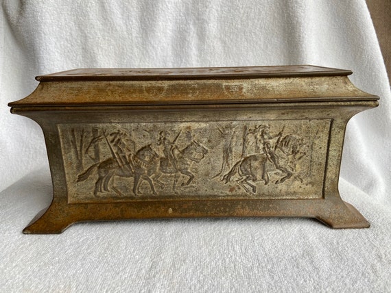 Very Rare Huntley and Palmers Medieval Knights on Horseback Tin in