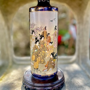 Exquisite 20th Century highly decorative Japanese Satsuma vase