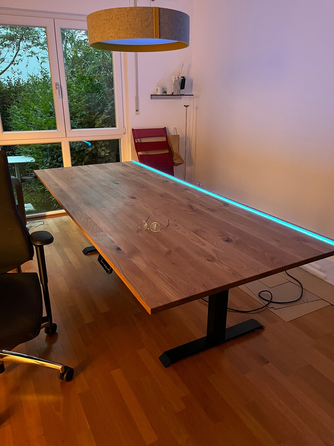 Elegant Automatic Up-down Desk With LED Mood Light. Content Creator ...