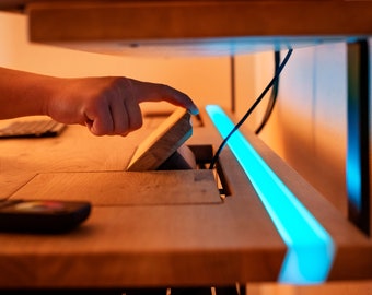 Höhenverstellbarer Walnussschreibtisch mit integriertem Epoxid-LED-Licht, erweiterter Kabelmanagementeinheit, ergonomisch geformter Kante.