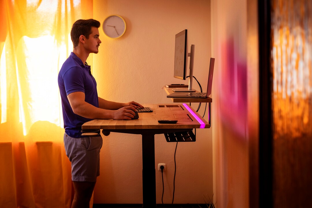 Scrivania ErgoHide in rovere regolabile in altezza con luce LED