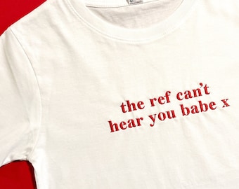 Broderad t-shirt med fotbollsslogan, The Domer Can't Hear You Babe